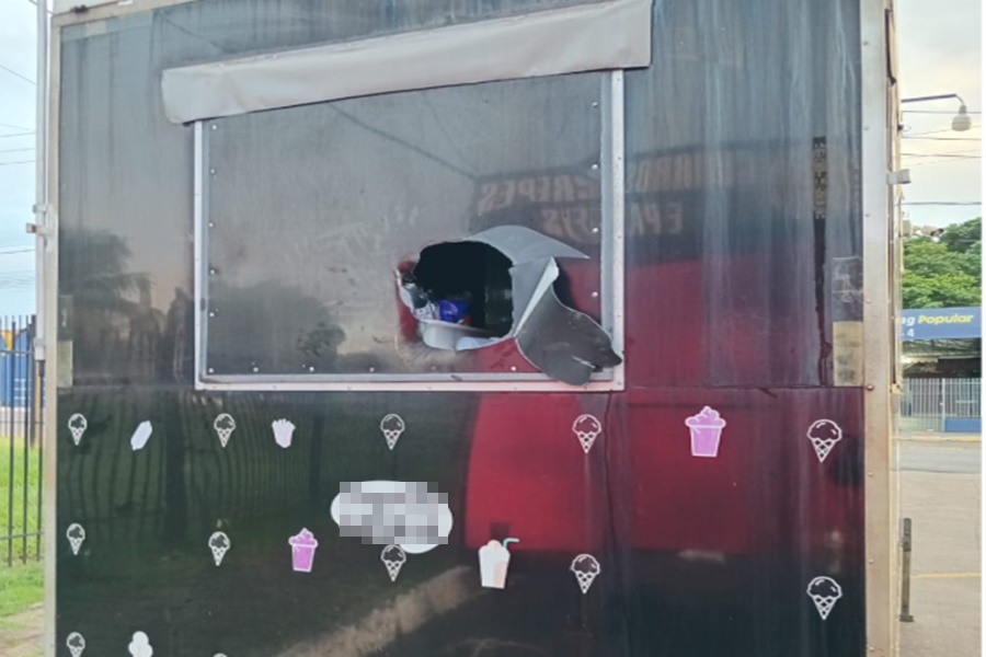 Imagem: Conteiner danificado Polícia Militar prende em flagrante indivíduo com extensa ficha criminal danificando contêiner e furtando produtos Imagem: Conteiner danificado Polícia Militar prende em flagrante indivíduo com extensa ficha criminal danificando contêiner e furtando produtos