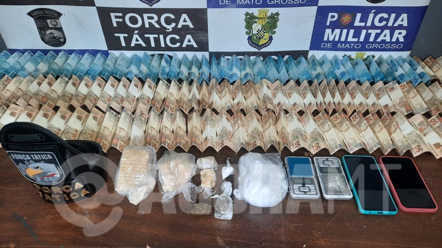 Imagem: Dinheiro e entorpecente apreendido pela Forca Tatica Força Tática rompe ação do tráfico de drogas de prende em flagrante indivíduo com extenso histórico criminal