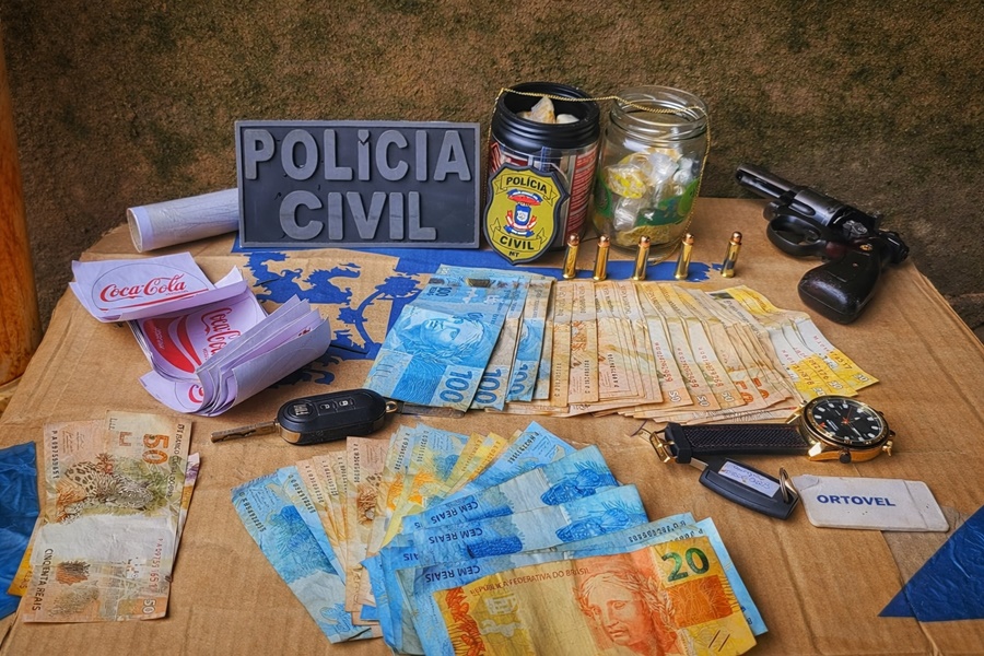 Imagem: Dinheiro e outros produtos ilicitos apreendidos pela Policia Civil Polícia Civil desarticula 'escritório do crime' e prende dois suspeitos por tráfico e contrabando