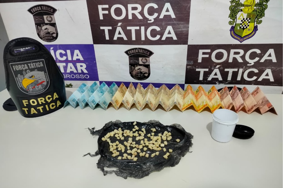 Imagem: Entorpecente e dinheiro apreendido pela Forca Tatica Força Tática frustra fuga e prende em flagrante suspeito por tráfico de droga com extensa ficha criminal