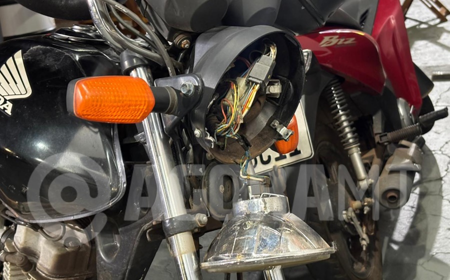 Imagem: Farol da motocileta ficou destruido Casal fica ferido e é socorrido pelo Samu após colisão na região da Vila Aurora Imagem: Farol da motocileta ficou destruido Casal fica ferido e é socorrido pelo Samu após colisão na região da Vila Aurora