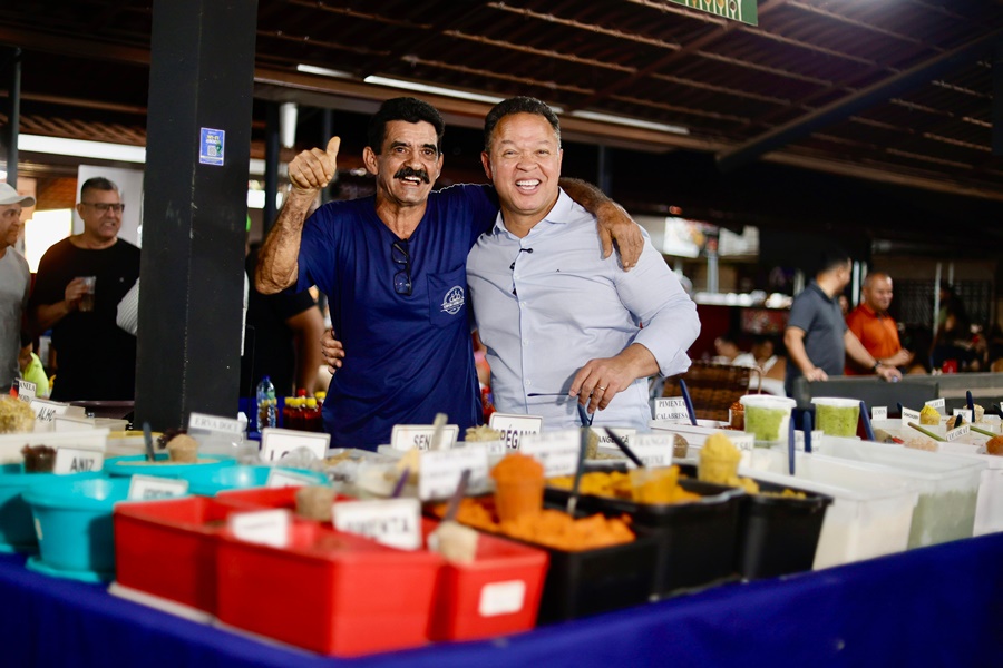 Imagem: Feirante ao lado do prefeito Claudio Ferreira Feira Gastronômica da Vila Aurora passa a funcionar também às quartas-feiras no período noturno Imagem: Feirante ao lado do prefeito Claudio Ferreira Feira Gastronômica da Vila Aurora passa a funcionar também às quartas-feiras no período noturno