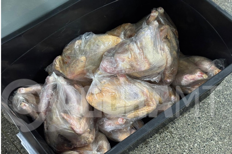 Imagem: Frangos que estavam sendo transportados Defensivos agrícolas furtados são recuperados e dupla é presa pela 17ª CIPM Imagem: Frangos que estavam sendo transportados Defensivos agrícolas furtados são recuperados e dupla é presa pela 17ª CIPM
