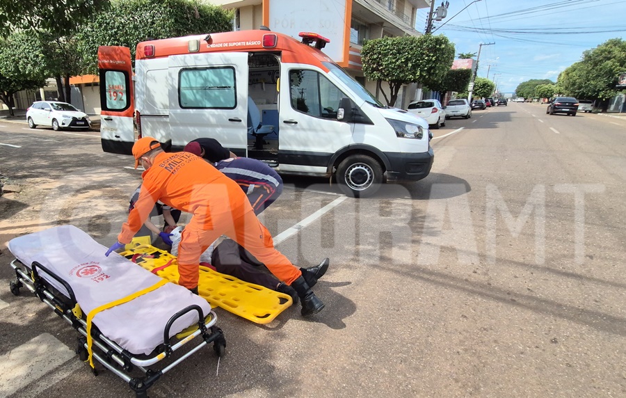 Imagem: Idoso sendo socorrido pelo Samu Idoso fica ferido com suspeita de fratura após pedalar na contramão e ser atingido por carro
