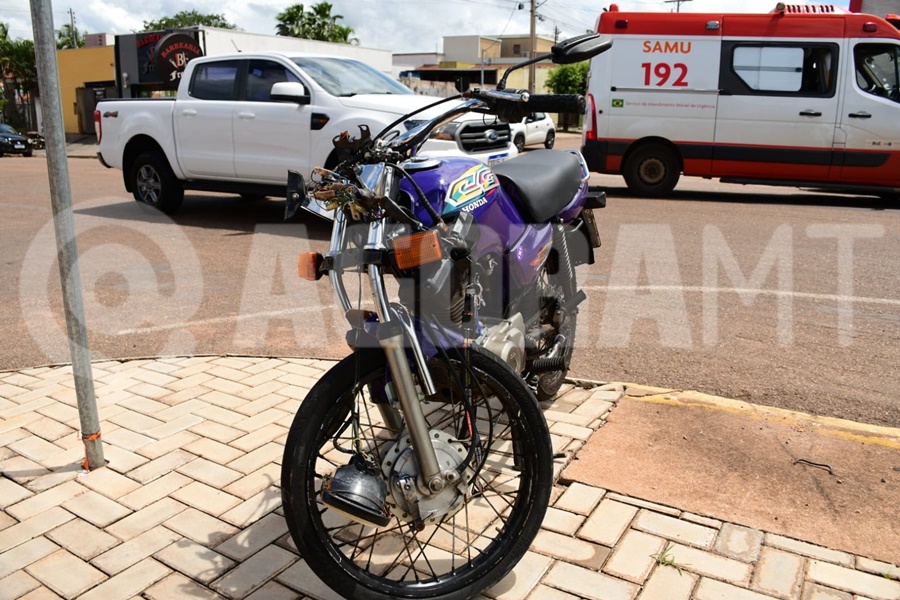 Imagem: Moto envolvida em acidente Motociclista de 19 anos que estava a caminho do trabalho sofre fraturas após se envolver em acidente