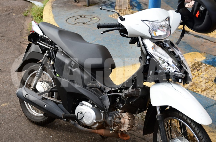 Imagem: Motocicleta envolvida no acidente 1 Condutora de Biz sofre fratura na perna após acidente com carro Polo em cruzamento na região central