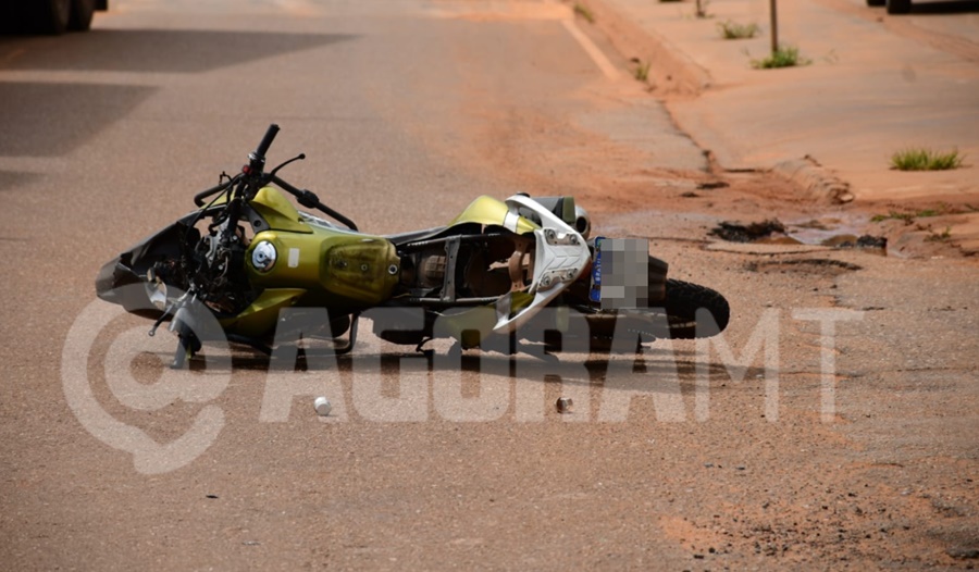Imagem: Motocicleta envolvida no acidente Motociclista fica em estado grave, é intubado e levado para o Hospital Regional após acidente em Rondonópolis