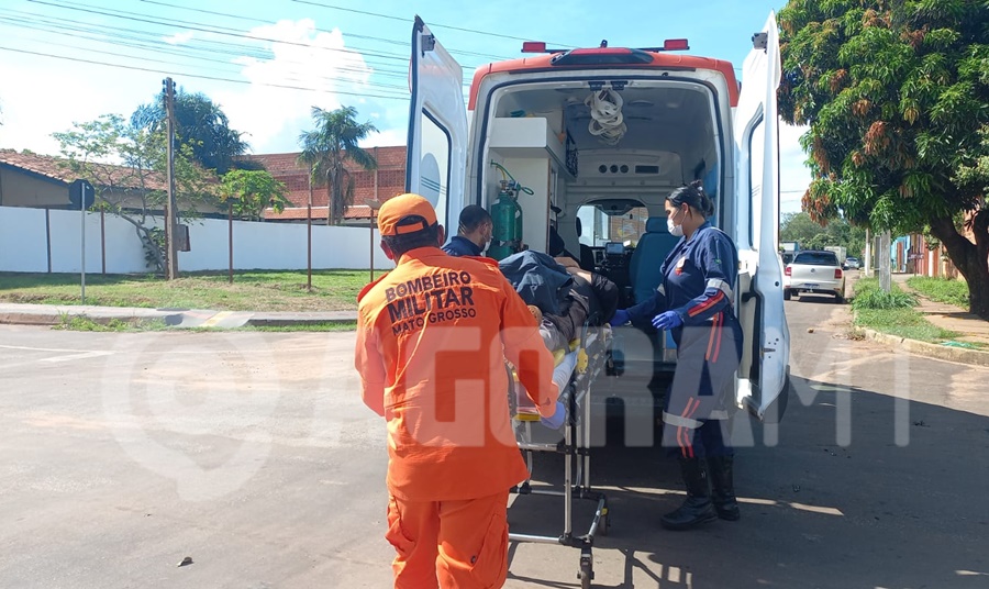 Imagem: Motociclista sendo socorrido Motociclista que estava em via preferencial fica ferido em acidente no Jardim Tropical