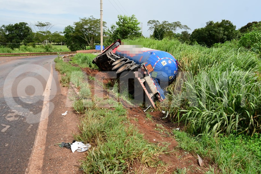 Imagem: O motorista nao se feriu PRF garante segurança em trecho após tombamento de caminhão transportando carga de alto risco