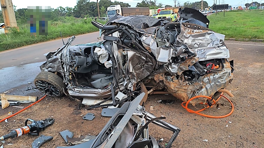 Imagem: O veiculo HB20 ficou destruido 01 Acidente envolvendo carro e dois veículos de carga deixa três feridos na BR-163
