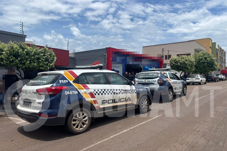 Imagem: PM prende bandidos em tentativa de asssalto Ação eficiente da Polícia Militar impede roubo, prende suspeitos e preserva a integridade das vítimas