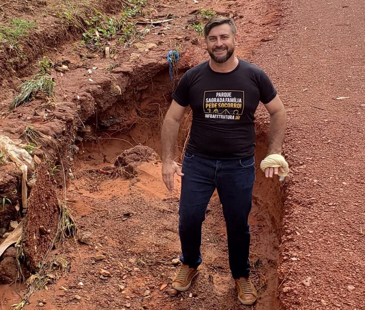 Imagem: Paulo Schu luta pela pavimentacao antes mesmo de se tornar vereador Paulo Schuh destaca luta histórica e avanço para asfalto 100% no Sagrada Família Imagem: Paulo Schu luta pela pavimentacao antes mesmo de se tornar vereador Paulo Schuh destaca luta histórica e avanço para asfalto 100% no Sagrada Família