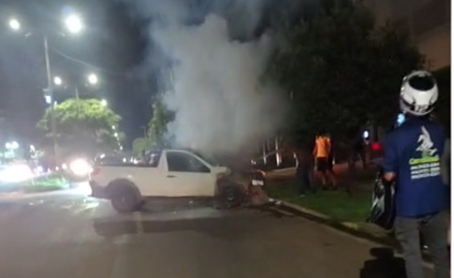 Imagem: Picape pegou fogo Picape pega fogo após colidir com carros estacionados; ninguém se feriu Imagem: Picape pegou fogo Picape pega fogo após colidir com carros estacionados; ninguém se feriu