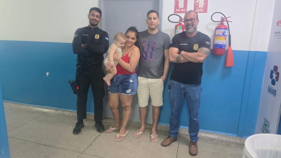 Imagem: Policiais civis salvam bebe engasgado Polícia Civil presta socorro e auxilia no salvamento de bebê de 10 meses que estava engasgado