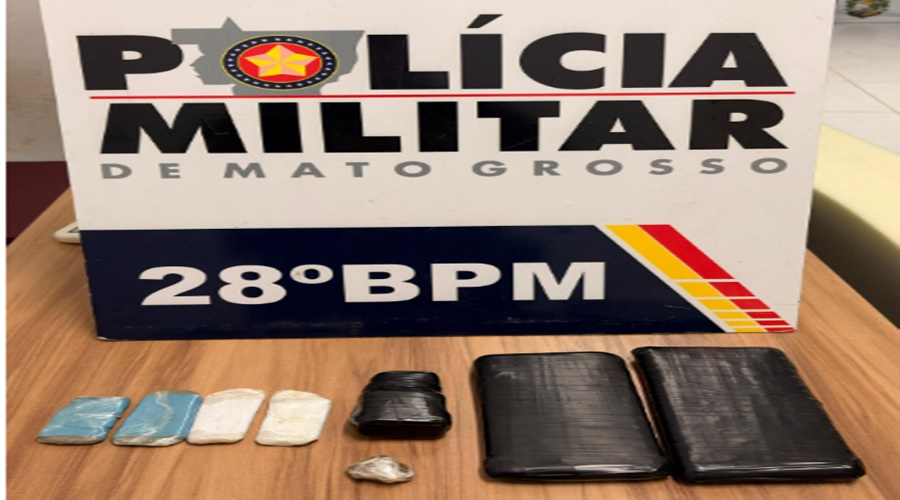 Imagem: Produtos apreendidos Homem é preso após tentar entregar celulares e droga para o irmão em colchão na cadeia pública