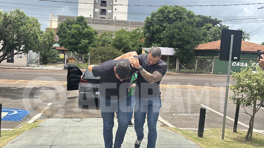 Imagem: Suspeito chegando na delegacia Polícia Civil prende homem por tentativa de estupro e violência contra mulher em Rondonópolis