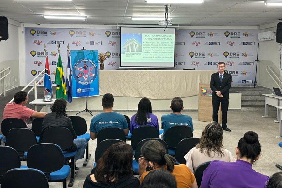 Imagem: Tribunal de Juatica e educacao 01 Juiz do CEJUSC de Rondonópolis fala a diretores de 14 municípios sobre Justiça Restaurativa