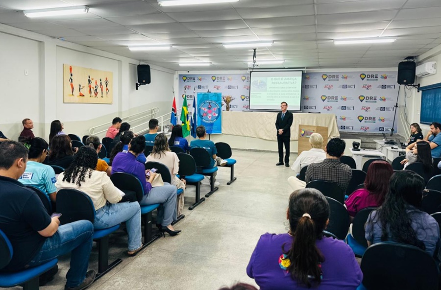 Imagem: Tribunal de Juatica e educacao Juiz do CEJUSC de Rondonópolis fala a diretores de 14 municípios sobre Justiça Restaurativa