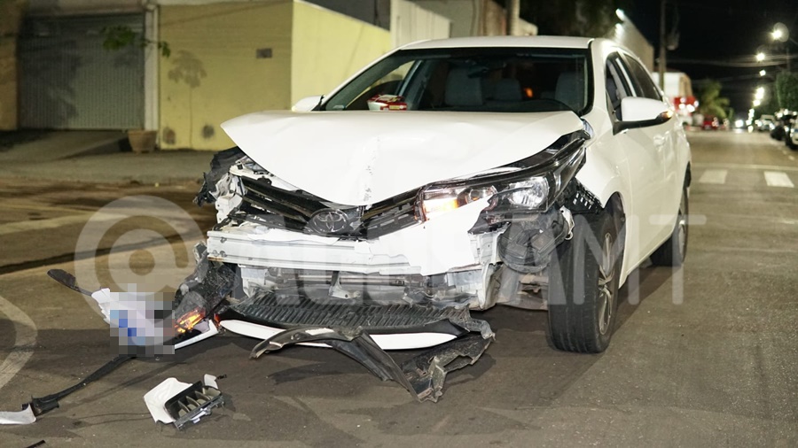 Imagem: Veiculo Corolla estava na presencial Mulher invade a preferencial e causa acidente entre dois veículos no Jardim Tropical
