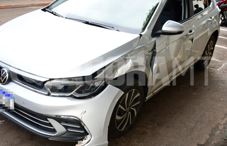 Imagem: Veiculo Polo envolvido no acidente Condutora de Biz sofre fratura na perna após acidente com carro Polo em cruzamento na região central