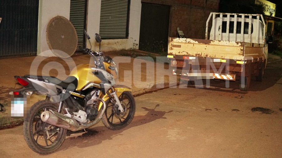 Imagem: Veiculos envolvidos no acidente 1 Motociclista fica ferido após colidir na traseira de carro estacionado no bairro Alfredo de Castro