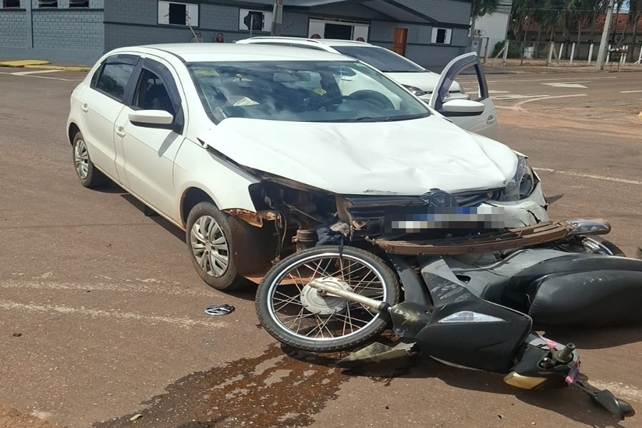 Imagem: Veiculos envolvidos no acidente Mulher fica ferida em acidente entre carro e moto no Centro de Rondonópolis