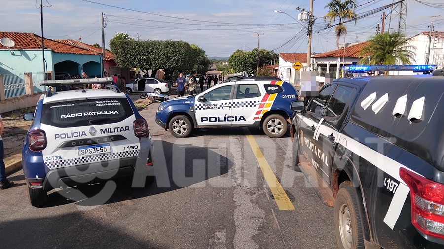 Imagem: Viaturas da PM e Policia Civil no local Homem é surpreendido e morto a tiros ao chegar em casa