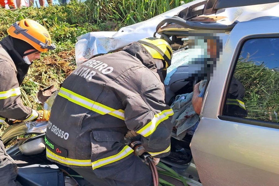 Imagem: Vitima recebendo atendimento Bombeiros resgatam vítima presa às ferragens e socorrem outras três após acidente na BR-070 Imagem: Vitima recebendo atendimento Bombeiros resgatam vítima presa às ferragens e socorrem outras três após acidente na BR-070