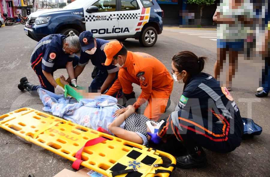 Imagem: Vitima sendo socorrida 2 Condutora de Biz sofre fratura na perna após acidente com carro Polo em cruzamento na região central