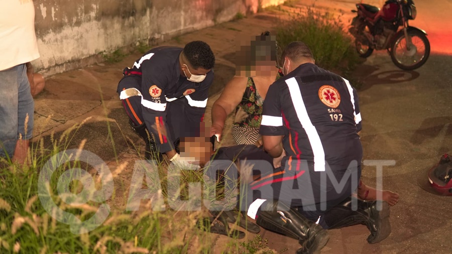 Imagem: Vitima sendo socorrida 3 Motociclista é levado para o Hospital Regional com fratura após acidente no Residencial Buriti Imagem: Vitima sendo socorrida 3 Motociclista é levado para o Hospital Regional com fratura após acidente no Residencial Buriti