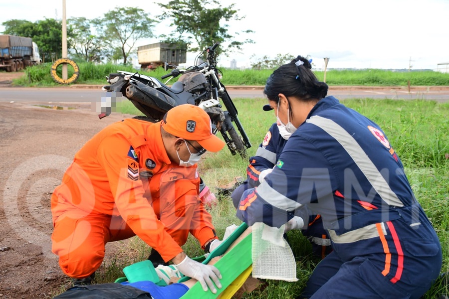 Imagem: Vitima sendo socorrida 5 Idoso que conduzia motocicleta sofre fraturas em acidente de alto impacto na BR-364 em Rondonópolis