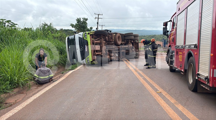 Imagem: WhatsApp Image 2026 02 11 at 07.34.44 Carreta caçamba carregada com resíduos tomba ao acessar a Rodovia do Peixe em Rondonópolis Imagem: WhatsApp Image 2026 02 11 at 07.34.44 Carreta caçamba carregada com resíduos tomba ao acessar a Rodovia do Peixe em Rondonópolis