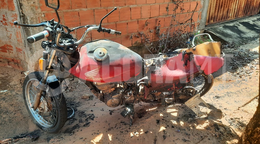 Imagem: adjnv Motocicleta pega fogo e fica totalmente destruída no bairro Dom Osório em Rondonópolis