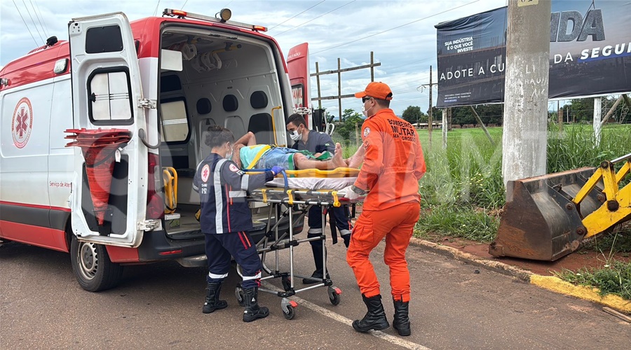 Imagem: Idoso fica ferido após colisão entre carro e motocicleta em rotatória na Avenida Júlio Campos