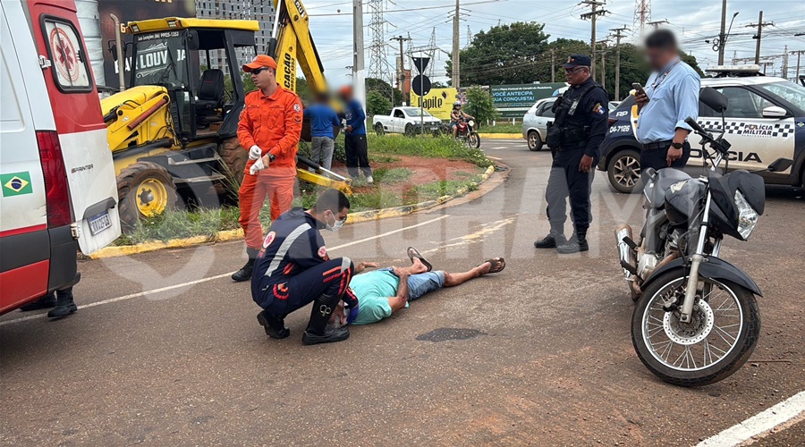 Imagem: asd Idoso fica ferido após colisão entre carro e motocicleta em rotatória na Avenida Júlio Campos