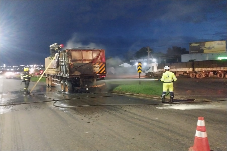 Imagem: o fogo teve inicio nas rodas traseiras Corpo de Bombeiros de Rondonópolis combate incêndio e faz rescaldo em carreta que pegou fogo