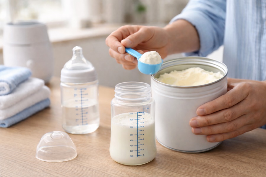 Imagem: preparacao de f%C2%B4rmula infantil mamadeira Anvisa proíbe comercialização e uso de mais uma fórmula infantil da Nestlé; confira