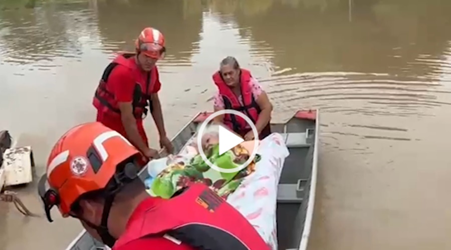 Imagem: resgate Idosa de 95 anos é resgatada de barco após casa ser tomada por alagamento em Guarantã do Norte