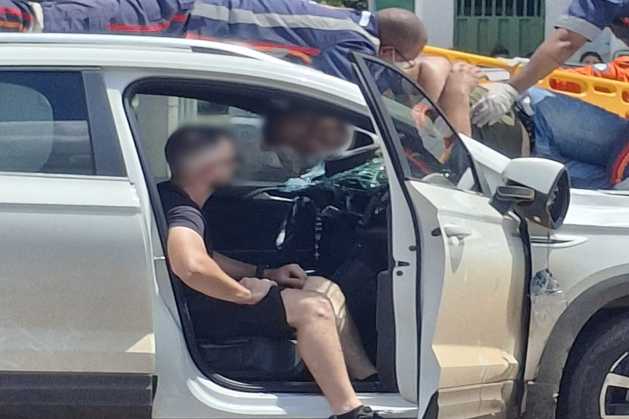 Imagem: sjdovn Motociclista atravessa para-brisa e fica com corpo sobre capô de carro após colisão em Rondonópolis