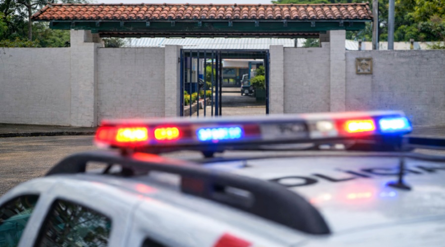 Imagem: srfhntg Adolescentes detonam bomba dentro de escola pública e são levados à delegacia em Jaciara Imagem: srfhntg Adolescentes detonam bomba dentro de escola pública e são levados à delegacia em Jaciara
