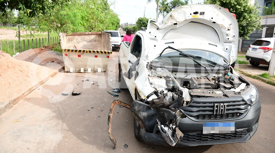 Imagem: Motorista fica ferido após perder controle e bater em caçamba de entulho no Jardim Belo Horizonte