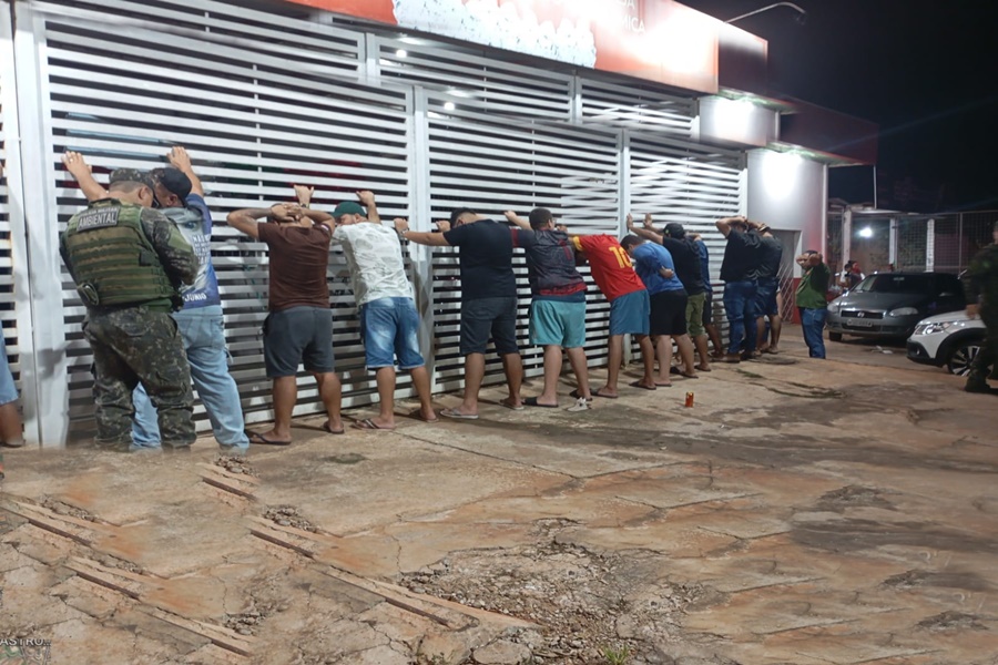 Imagem: A acao aconteceu em diversos pontos da cidade Duas pessoas foram detidas e som com volume acima do permitido apreendido em ação conjunta da PMPA e 5º BPM Imagem: A acao aconteceu em diversos pontos da cidade Duas pessoas foram detidas e som com volume acima do permitido apreendido em ação conjunta da PMPA e 5º BPM