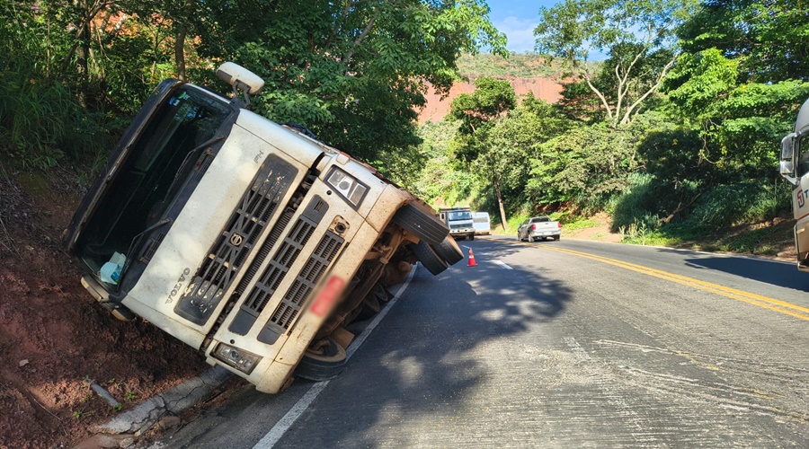 Imagem: AID Caminhão tomba e interdita pista na Serra da Petrovina Imagem: AID Caminhão tomba e interdita pista na Serra da Petrovina