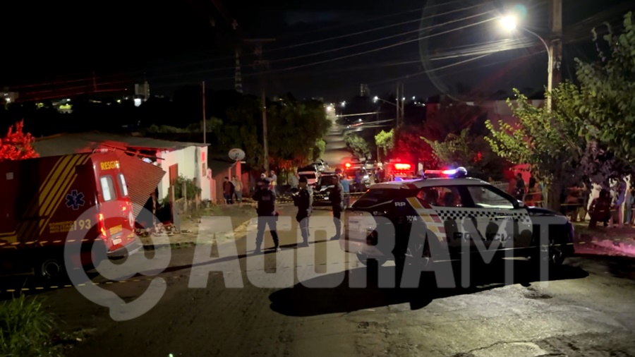 Imagem: Acidente com vitimas fatais Duas pessoas morreram e cinco crianças ficaram feridas após veículo perder o controle e invadir residência