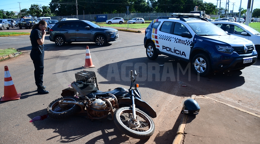 Imagem: Acidente moto e carro na rotatoria do Village 01 Idoso fica ferido após colidir em carro na rotatória do Anel Viário com Avenida dos Estudantes