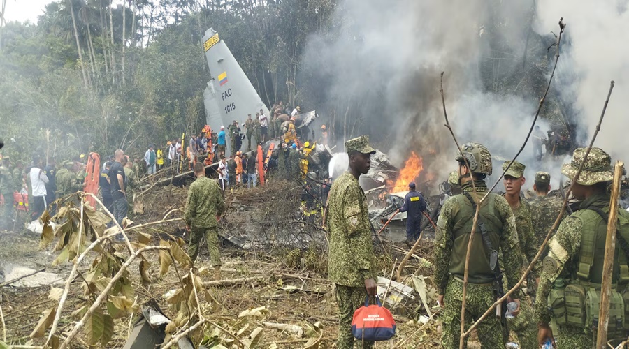 Imagem: Aeronave caiu com militares na Colombia Avião militar da Colômbia cai com 125 pessoas a bordo e deixa mortos e feridos