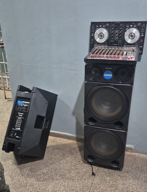 Imagem: Aparelho de som apreendido Duas pessoas foram detidas e som com volume acima do permitido apreendido em ação conjunta da PMPA e 5º BPM Imagem: Aparelho de som apreendido Duas pessoas foram detidas e som com volume acima do permitido apreendido em ação conjunta da PMPA e 5º BPM