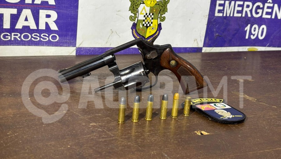 Imagem: Arma de fogo apreendida Suspeito por roubo entra em luta corporal com a vítima, fica ferido e é preso pela Polícia Militar