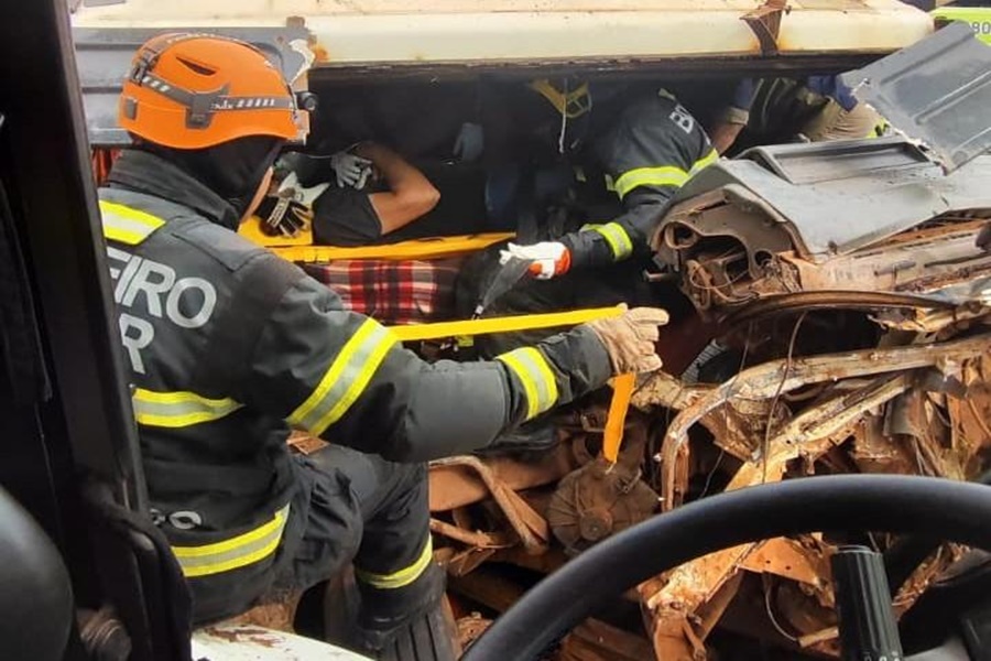Imagem: Bombeiros socorrendo vitima Corpo de Bombeiros realiza desencarceramento de vítima presa às ferragens após acidente na BR-163