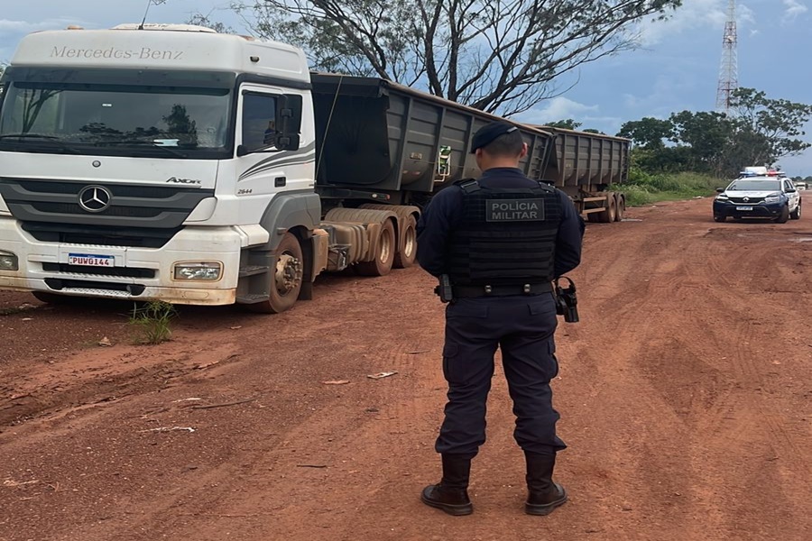 Imagem: Caminhao foi localizado na zona rural Motorista é mantido em cárcere durante roubo de caminhão; PM de Rondonópolis prende suspeito e recupera arma